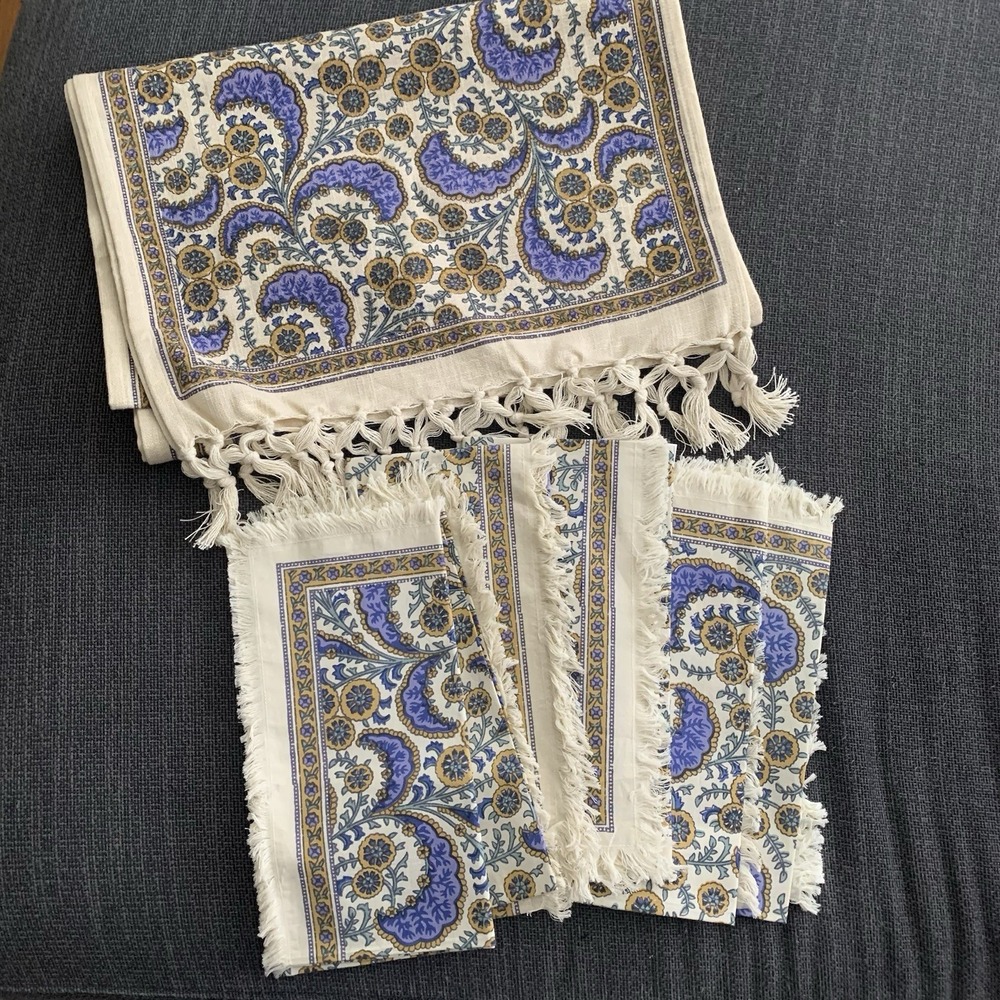 World Market Table Runner And‎ 6 Napkins